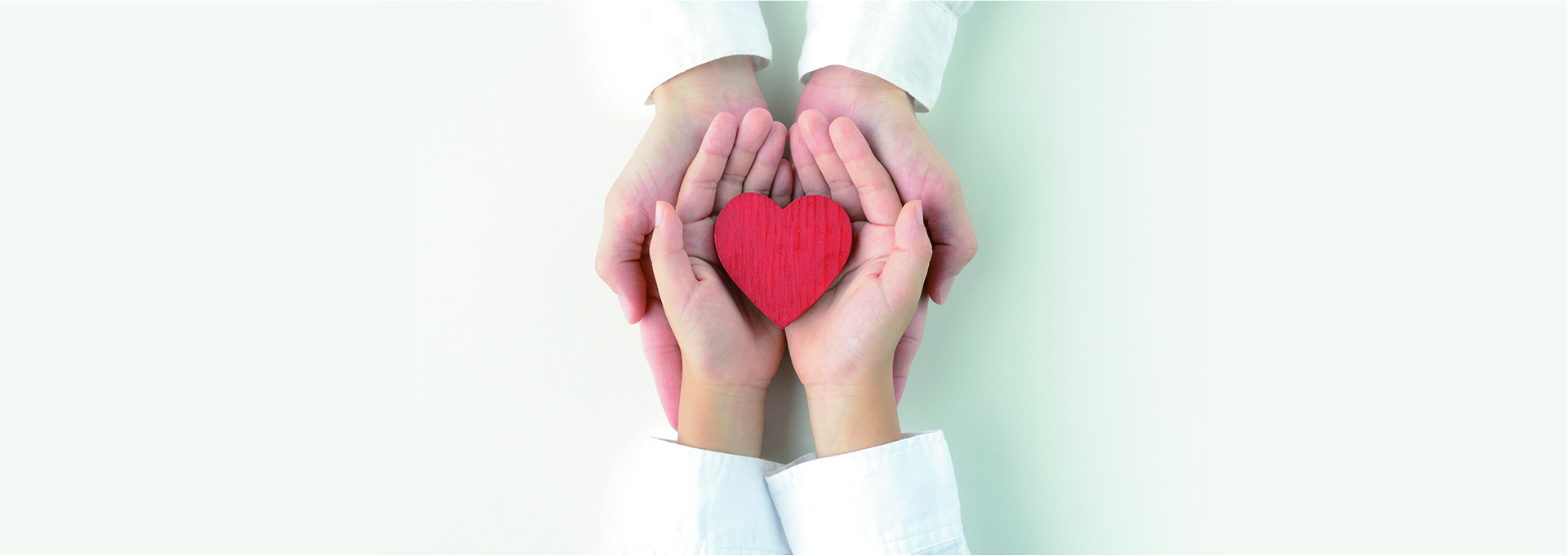 保険で家族を守るイメージ